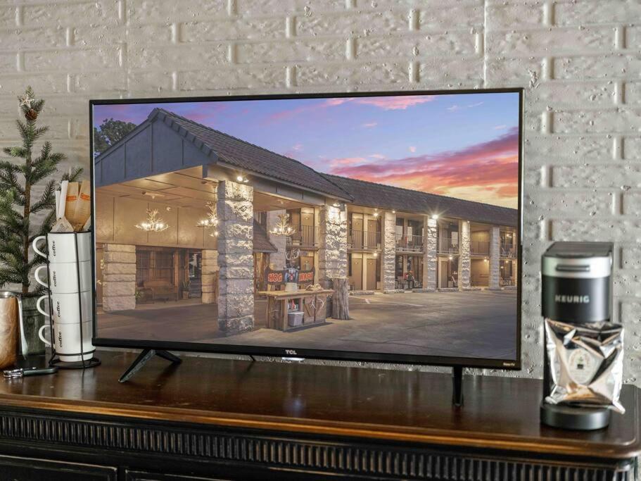 Stonegate Lodge King Bed Wifi Roku Tv Salt Water Pool Room #203 Eureka Springs Εξωτερικό φωτογραφία
